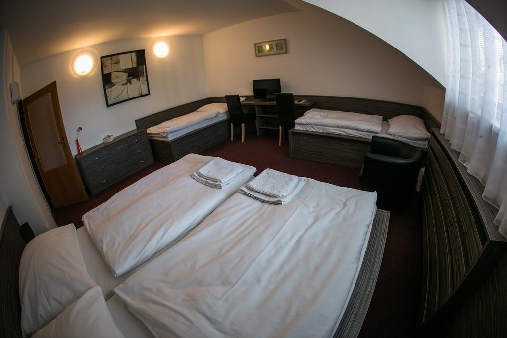 Hotel Rose Breclav Ngoại thất bức ảnh