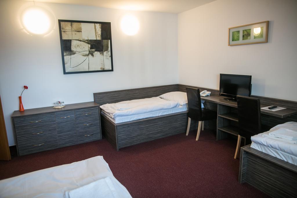 Hotel Rose Breclav Ngoại thất bức ảnh