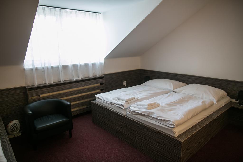 Hotel Rose Breclav Ngoại thất bức ảnh