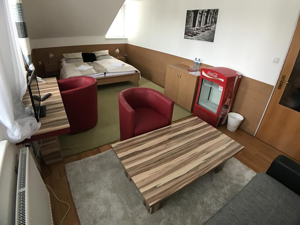 Hotel Rose Breclav Ngoại thất bức ảnh