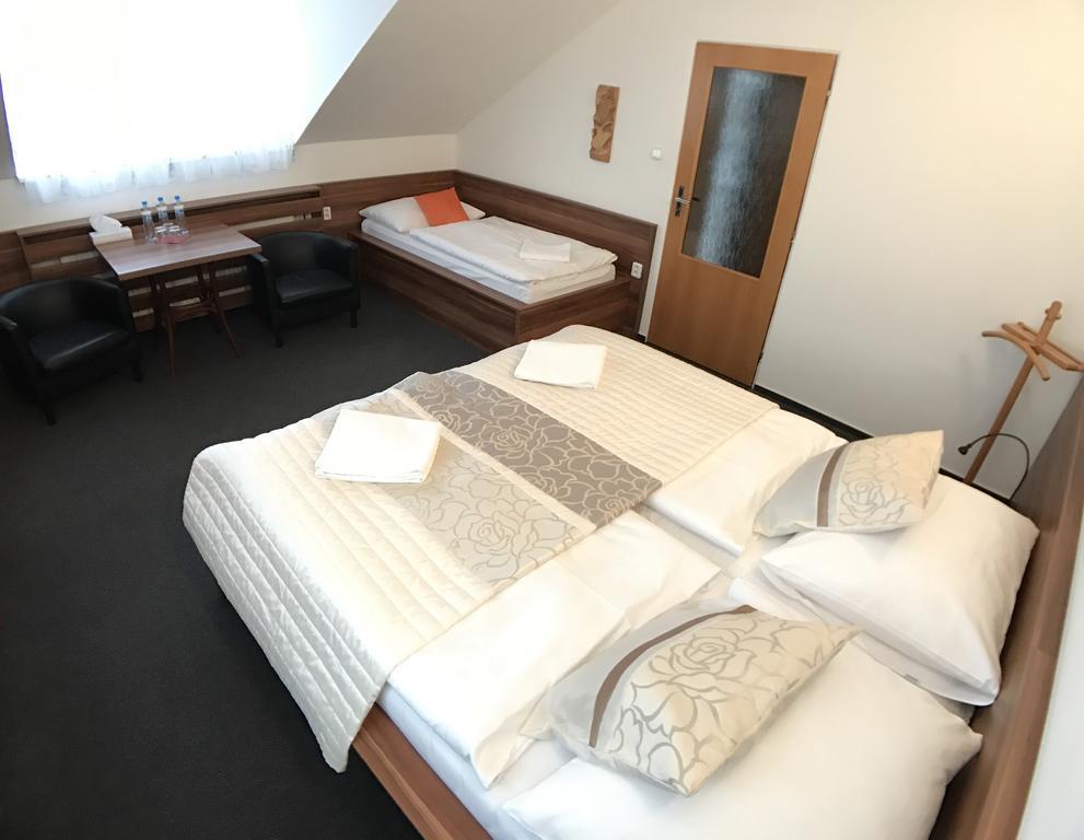 Hotel Rose Breclav Ngoại thất bức ảnh