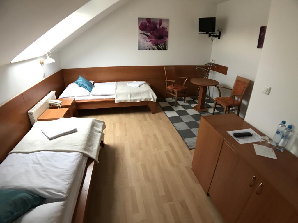 Hotel Rose Breclav Ngoại thất bức ảnh