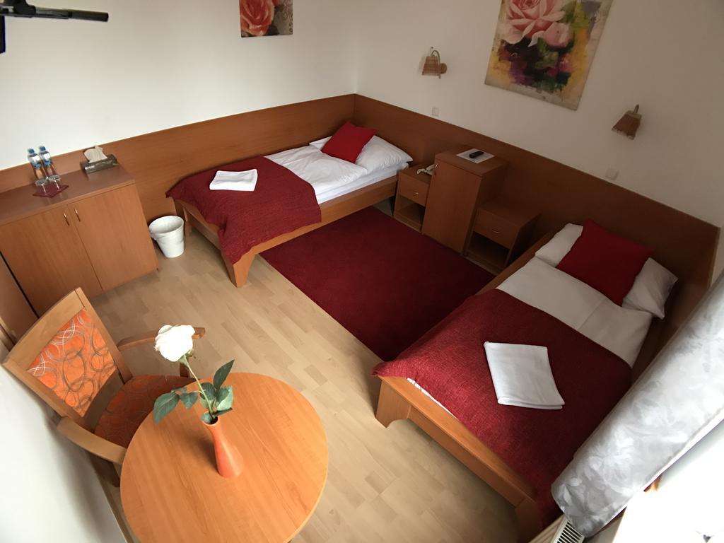 Hotel Rose Breclav Ngoại thất bức ảnh